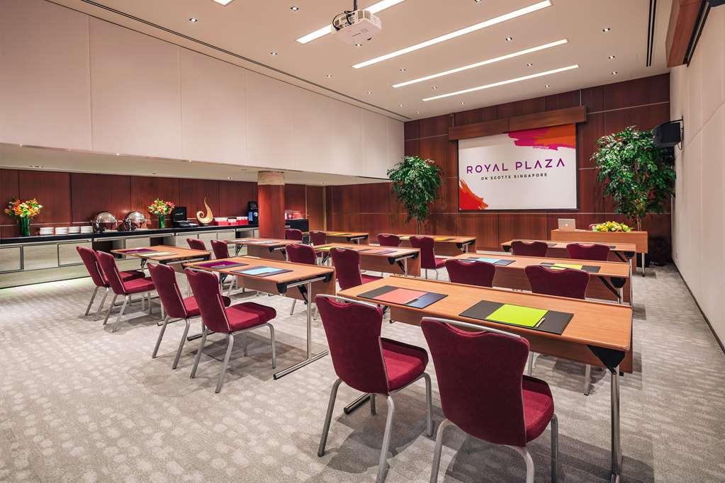 Khách sạn Royal Plaza On Scotts 5*